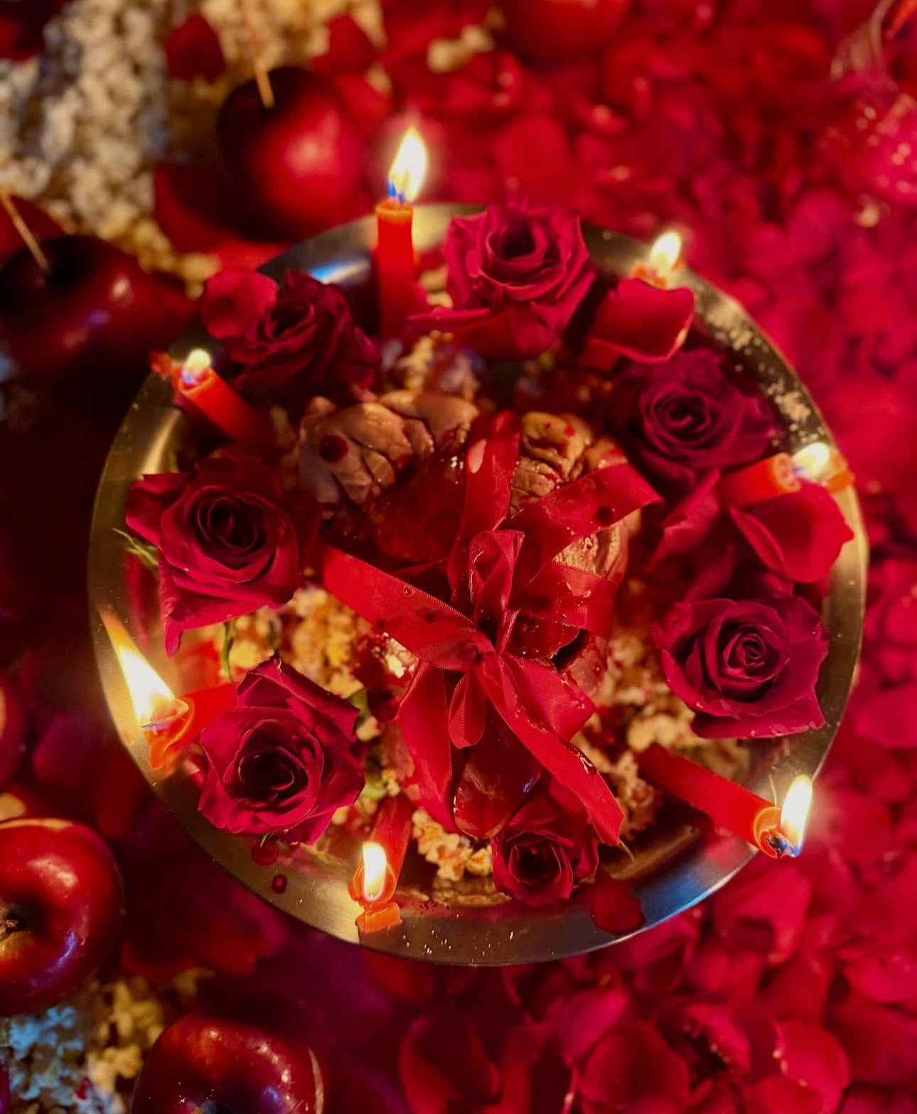 Trabalho amoroso com rosas vermelhas e velas