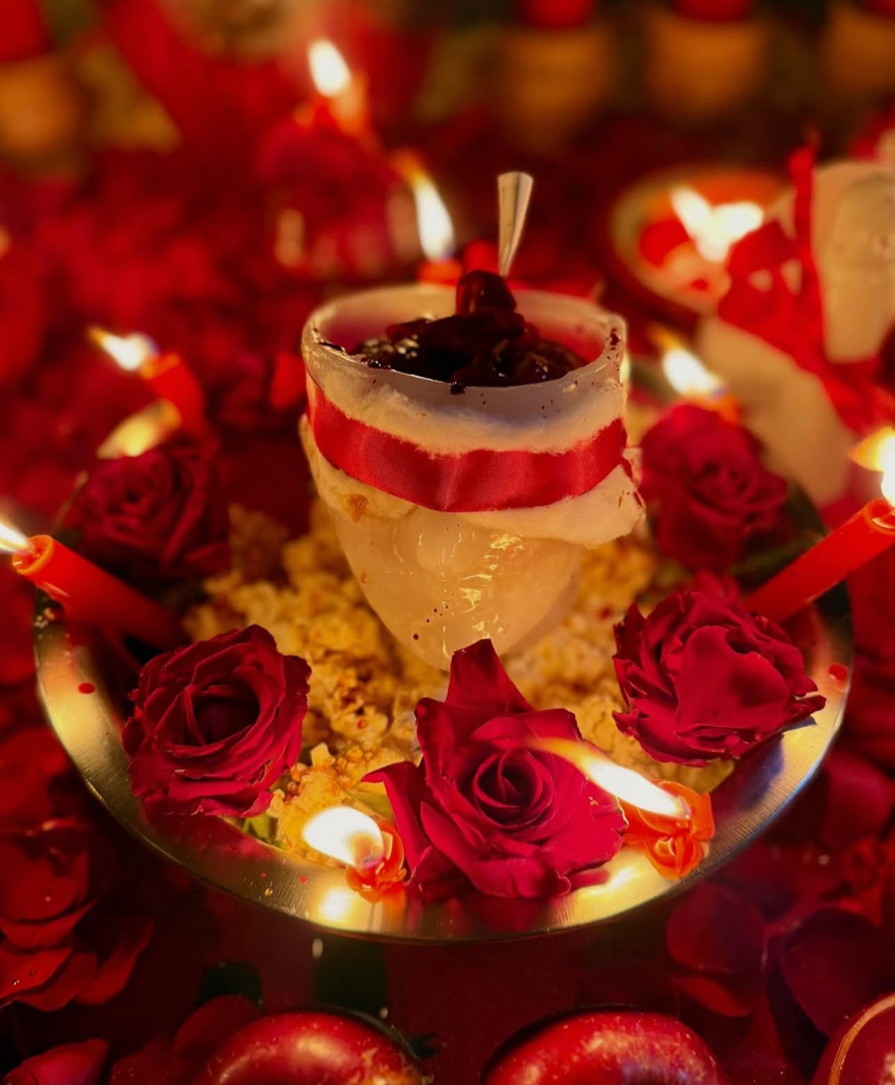 Ritual de amarração amorosa com velas vermelhas, rosas e oferendas